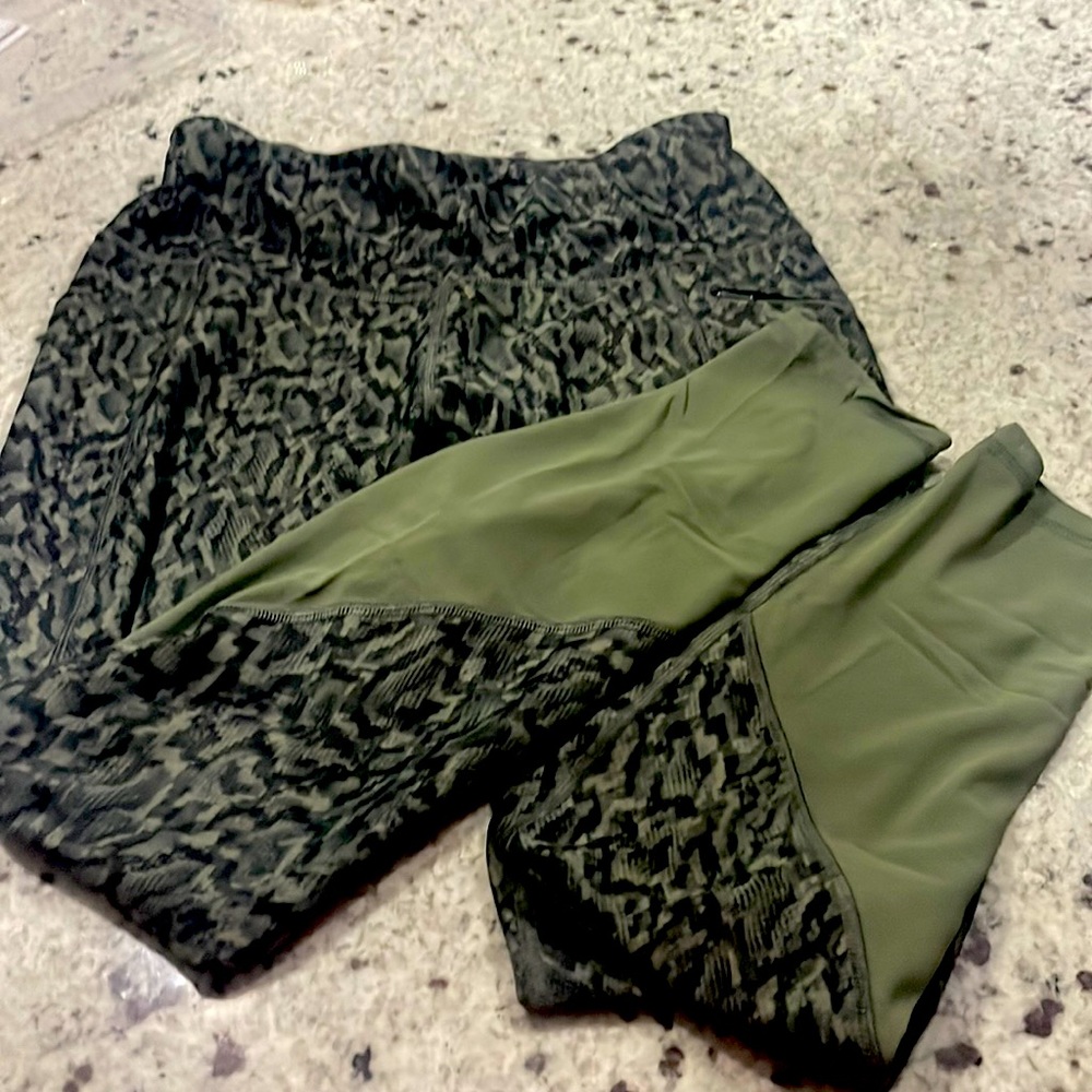 Old Navy Active - leggings. Size large. Green snake print, 7/8 length.